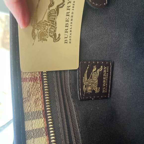 Burberry purse - Picture 5 of 7